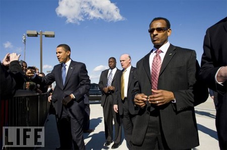 Điệp viên Joe Petro nói rằng mỗi điệp viên có những mẹo riêng để phát hiện những mối nguy hiểm trong đám đông. "Anh tự tạo ra một cách để quan sát. Chúng tôi đều trải qua huấn luyện như nhau, song hình thành những phong cách riêng. Chúng tôi để mắt tới những kẻ trông lạc lõng trong đám đông, những kẻ không cười khi tất cả đều cười và vẫy tay. Đôi khi, điệp viên thấy ai đó nhìn chằm chằm vào họ. Có thể, họ chỉ tò mò về công việc của anh, cũng có thể họ liếc sang anh khi vừa quan sát mục tiêu chính. Đấy là một dấu hiệu lạ và đầy tính báo động, dù rằng có thể ngay sau đó, nó chẳng mang ý nghĩa gì cả". Điệp viên Joe Petro nói rằng mỗi điệp viên có những mẹo riêng để phát hiện những mối nguy hiểm trong đám đông. "Anh tự tạo ra một cách để quan sát. Chúng tôi đều trải qua huấn luyện như nhau, song hình thành những phong cách riêng. Chúng tôi để mắt tới những kẻ trông lạc lõng trong đám đông, những kẻ không cười khi tất cả đều cười và vẫy tay. Đôi khi, điệp viên thấy ai đó nhìn chằm chằm vào họ. Có thể, họ chỉ tò mò về công việc của anh, cũng có thể họ liếc sang anh khi vừa quan sát mục tiêu chính. Đấy là một dấu hiệu lạ và đầy tính báo động, dù rằng có thể ngay sau đó, nó chẳng mang ý nghĩa gì cả".