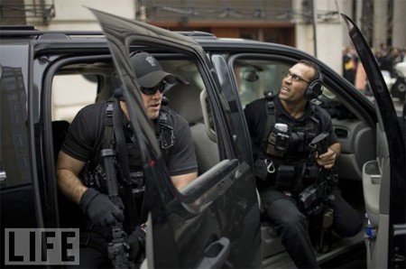 Mật vụ không chỉ bao gồm những điệp viên luôn mặc vest, đeo cà vạt, kính đen và đeo tai nghe. Những điệp viên trong ảnh trên là thành viên của nhóm phản công (CAT), những người được trang bị vũ khí tối tân. Họ không có mặt cạnh tổng thống khi ông ở trong đám đông nhưng ở các bậc thang, trên mái các tòa nhà hoặc trên các lối đi. Mật vụ không chỉ bao gồm những điệp viên luôn mặc vest, đeo cà vạt, kính đen và đeo tai nghe. Những điệp viên trong ảnh trên là thành viên của nhóm phản công (CAT), những người được trang bị vũ khí tối tân. Họ không có mặt cạnh tổng thống khi ông ở trong đám đông nhưng ở các bậc thang, trên mái các tòa nhà hoặc trên các lối đi.