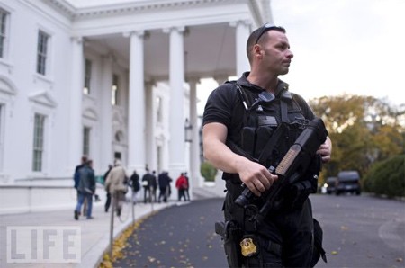 Tất nhiên là những loại vũ khí cho các điệp viên thường tân tiến và nguy hiểm nhất, bao gồm những khẩu súng ngắn SIG Sauer P229 tốt nhất dùng trong các cuộc đọ súng, súng ngắn Remington 870, tiểu liên Uzi và tiểu liên FN90 (trong ảnh). Tất nhiên là những loại vũ khí cho các điệp viên thường tân tiến và nguy hiểm nhất, bao gồm những khẩu súng ngắn SIG Sauer P229 tốt nhất dùng trong các cuộc đọ súng, súng ngắn Remington 870, tiểu liên Uzi và tiểu liên FN90 (trong ảnh).