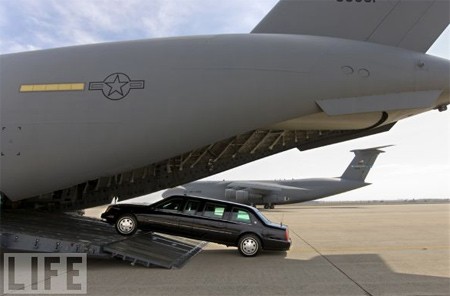 Ít người biết rằng chiếc xe The Beast của tổng thống luôn đi theo ông kể cả ở trong nước hay nước ngoài. Nó là trọng tâm của cái gọi là "gói an toàn" bao gồm một nhóm các phương tiện quan trọng chở tổng thống, thiết bị liên lạc đặc biệt và các điệp viên được trang bị vũ khí, để đưa tổng thống tách ra khỏi đoàn hộ tống trong trường hợp ông gặp nguy hiểm. Ít người biết rằng chiếc xe The Beast của tổng thống luôn đi theo ông kể cả ở trong nước hay nước ngoài. Nó là trọng tâm của cái gọi là "gói an toàn" bao gồm một nhóm các phương tiện quan trọng chở tổng thống, thiết bị liên lạc đặc biệt và các điệp viên được trang bị vũ khí, để đưa tổng thống tách ra khỏi đoàn hộ tống trong trường hợp ông gặp nguy hiểm.