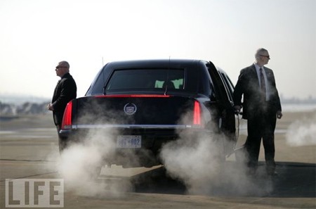 Mật vụ cũng có những huyền thoại của riêng họ. Năm 1975, điệp viên Larry Buendorf phát hiện một phụ nữ trong đám đông tại Sacramento khi TTGerald Ford đang bắt tay dân chúng. Buendorf nhận thấy trong cử chỉ và ánh nhìn của cô ta có cái gì rất lạ. Khi cô ta với tay lấy cái gì đó, Buendorf đứng chắn trước mặt tổng thống, hét lớn "có súng" và tóm lấy khẩu súng của người phụ nữ kia. Cò súng vướng vào ngón tay cái của Buendorf và không nhả đạn. Người này sau đó được xác định là thành viên của tổ chức Squeaky Fromme định ám sát tổng thống. Mật vụ cũng có những huyền thoại của riêng họ. Năm 1975, điệp viên Larry Buendorf phát hiện một phụ nữ trong đám đông tại Sacramento khi TTGerald Ford đang bắt tay dân chúng. Buendorf nhận thấy trong cử chỉ và ánh nhìn của cô ta có cái gì rất lạ. Khi cô ta với tay lấy cái gì đó, Buendorf đứng chắn trước mặt tổng thống, hét lớn "có súng" và tóm lấy khẩu súng của người phụ nữ kia. Cò súng vướng vào ngón tay cái của Buendorf và không nhả đạn. Người này sau đó được xác định là thành viên của tổ chức Squeaky Fromme định ám sát tổng thống.