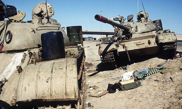Xe tăng Iraq bị vứt bỏ lại trên đường nhựa tại khu vực thành phố Kuwait sau chiến dịch Bão táp sa mạc (wikipedia) Xe tăng Iraq bị vứt bỏ lại trên đường nhựa tại khu vực thành phố Kuwait sau chiến dịch Bão táp sa mạc (wikipedia)