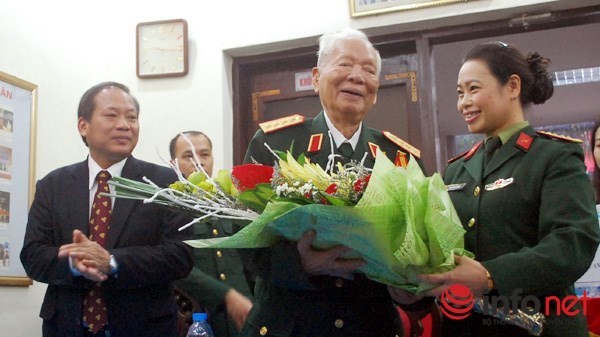 Đại tướng Lê Đức Anh trong buổi tặng Hồi ký cho Thư viện Quân đội. (Ảnh: Tuấn Minh)