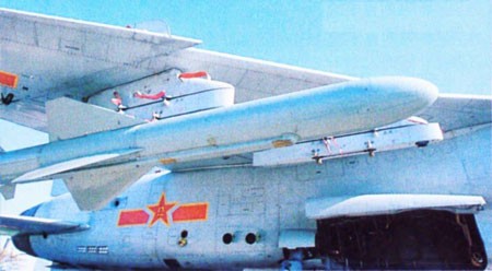Tên lửa chống hạm YJ-81 lắp dưới cánh tiêm kích-bom JH-7 Tên lửa chống hạm YJ-81 lắp dưới cánh tiêm kích-bom JH-7