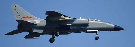 Tên lửa chống hạm YJ-91 dưới cánh tiêm kích-bom JH-7А Tên lửa chống hạm YJ-91 dưới cánh tiêm kích-bom JH-7А