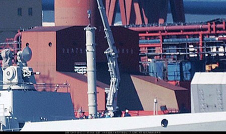 Đưa tên lửa chống hạm YJ-18А vào bệ phóng thẳng đứng trên tàu khu trục lớp Type 052D Đưa tên lửa chống hạm YJ-18А vào bệ phóng thẳng đứng trên tàu khu trục lớp Type 052D