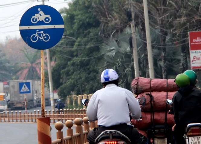 Biển báo “lạ” và dải phân cách gây tai nạn trên quốc lộ 14 đoạn từ bến xe phía bắc TP Buôn Ma Thuột đến chợ Đạt Lý - Ảnh: T.Tân