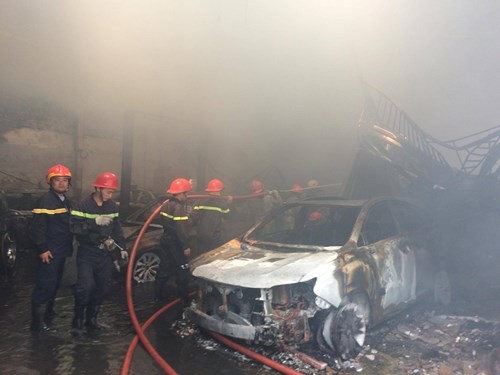 Hàng loạt siêu xe Bentley bị thiêu rụi trong vụ cháy ở Sài Gòn ảnh 8 Hàng loạt siêu xe Bentley bị thiêu rụi trong vụ cháy ở Sài Gòn ảnh 8