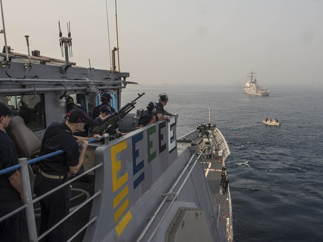 Hai tàu chiến Mỹ gồm tuần dương hạm lớp Ticonderoga, chiếc USS Antietam (CG 54) đậu gần khu trục hạm USS McCampbell (DDG 85) trong khi tham gia buổi thao diễn hải quân quốc tế (IFR 2016) ở Visakhapatnam, Ấn Độ, ngày 4.2.2016. Mỹ và Ấn Độ đang bàn việc tuầ