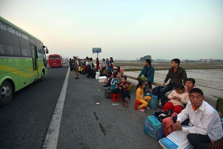 Ùn tắc “trên từng cây số”, dân băng đồng tìm đường về Hà Nội, TPHCM ảnh 1 Ùn tắc “trên từng cây số”, dân băng đồng tìm đường về Hà Nội, TPHCM ảnh 1