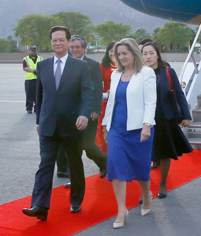 Quang cảnh lễ đón Thủ tướng Nguyễn Tấn Dũng tại sân bay Palm Spring, bang California, Hoa Kỳ - Ảnh: TTXVN Quang cảnh lễ đón Thủ tướng Nguyễn Tấn Dũng tại sân bay Palm Spring, bang California, Hoa Kỳ - Ảnh: TTXVN