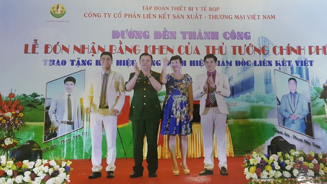 Lê Xuân Giang (mặc quân phục) trắng trợn làm giả cả lễ đón nhận Bằng khen của Thủ tướng nhằm mục đích lừa đảo - Ảnh chụp lại từ hồ sơ của công an