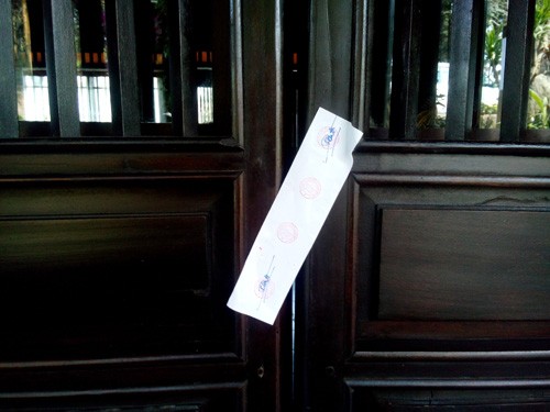 Đầu giờ chiều 1/3, chủ đầu tư đã niêm phong cửa chính khu lễ tân. Ảnh: Võ Hải.