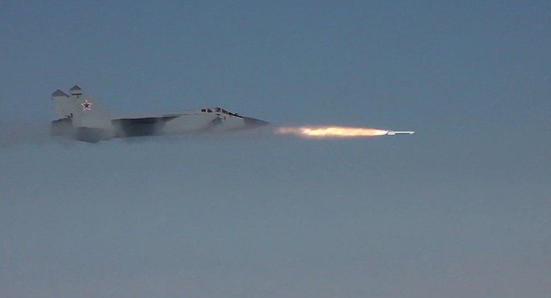 Tiêm kích đánh chặn tầm xa Mig-31 Nga phóng tên lửa diệt mục tiêu trong một cuộc diễn tập