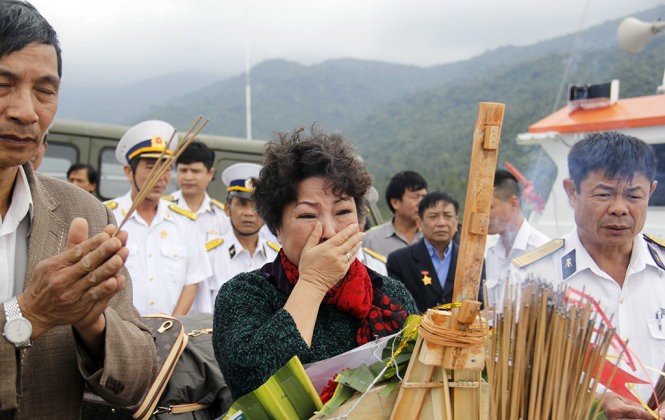 Một người dân xúc động thắp nén hương dâng các Anh hùng liệt sĩ - Ảnh: TRƯỜNG TRUNG Một người dân xúc động thắp nén hương dâng các Anh hùng liệt sĩ - Ảnh: TRƯỜNG TRUNG