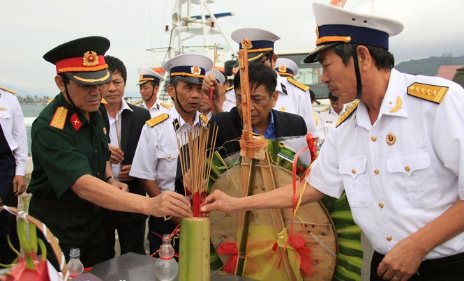 Những cựu quân nhân có đồng đội hi sinh trong trận Gạc Ma thắp hương tưởng nhớ các Anh hùng Liệt sĩ - Ảnh: TRƯỜNG TRUNG