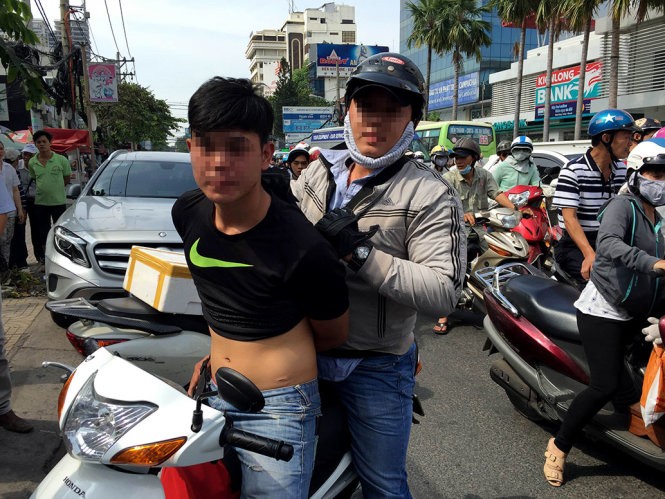 Lâm Hiếu Long (đội nón bảo hiểm), người đại diện nhóm đồng thời quản trị hai trang mạng, trong một lần truy bắt cướp giật trên đường Cách Mạng Tháng 8 (Q.3) - Ảnh đội săn bắt cướp TP.HCM Lâm Hiếu Long (đội nón bảo hiểm), người đại diện nhóm đồng thời quản trị hai trang mạng, trong một lần truy bắt cướp giật trên đường Cách Mạng Tháng 8 (Q.3) - Ảnh đội săn bắt cướp TP.HCM