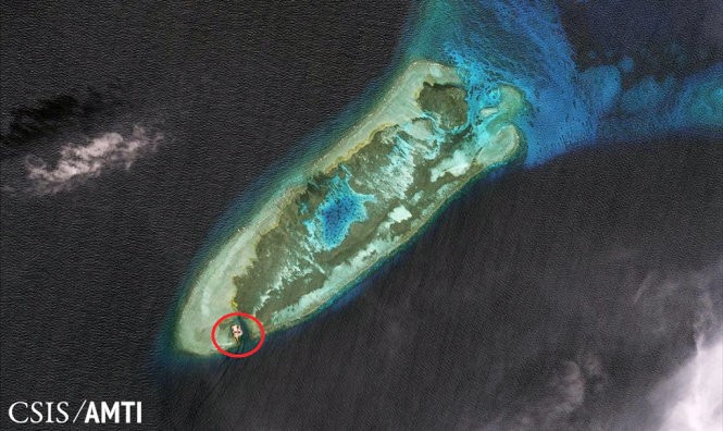 Đá Chữ Thập năm 2006. Phần khoanh tròn màu đỏ là công trình quân sự trái phép được Trung Quốc xây dựng sau khi chiếm đóng năm 1988 - Ảnh: CSIS Đá Chữ Thập năm 2006. Phần khoanh tròn màu đỏ là công trình quân sự trái phép được Trung Quốc xây dựng sau khi chiếm đóng năm 1988 - Ảnh: CSIS