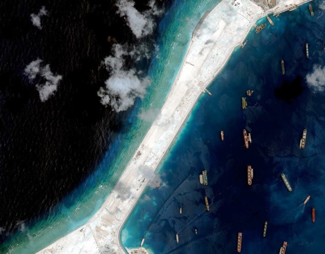 Công trình được cho là đường băng dài 3.000m trên đá Xu Bi. Ảnh: CSIS Theo Tuổi Trẻ Công trình được cho là đường băng dài 3.000m trên đá Xu Bi. Ảnh: CSIS Theo Tuổi Trẻ