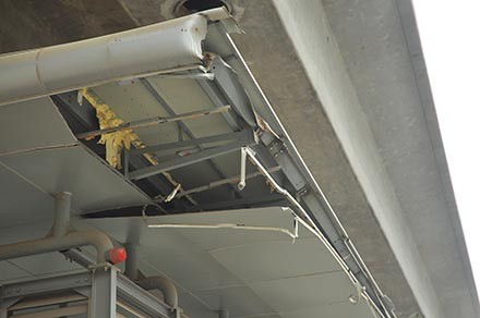 Phần mái che của nhà chờ xe buýt nhanh ở nhiều tuyến đường bị hỏng hóc nhưng không được sửa chữa. Phần mái che của nhà chờ xe buýt nhanh ở nhiều tuyến đường bị hỏng hóc nhưng không được sửa chữa.