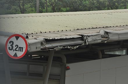 Nhiều hạng mục của nhà chờ xe buýt nhanh ở nhiều tuyến đường bị hư hỏng. Nhiều hạng mục của nhà chờ xe buýt nhanh ở nhiều tuyến đường bị hư hỏng.