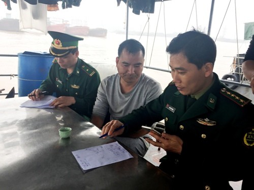 Thuyền trưởng Đàm Thủy Dương khai với nhà chức trách Việt Nam chở 100.000 lít dầu từ đảo Hải Nam (Trung Quốc) xâm nhập vào vùng biển Việt Nam để tiếp tế cho đội tàu cá của nước này đang đánh bắt trái phép tại biển Hải Phòng.Ảnh:Bộ đội Biên phòng.