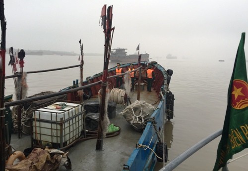 Để che mắt nhà chức trách Việt Nam, tàu 13056 đã ngụy trang thành tàu đánh cá. Ảnh: Bộ đội Biên phòng.