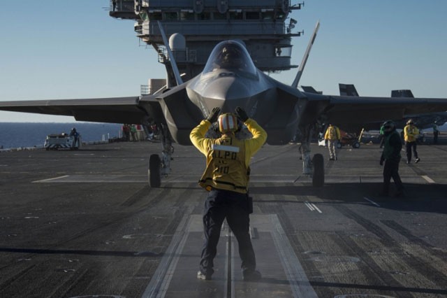 Tiêm kích tàng hình F-35 phiên bản hải quân Mỹ hạ cánh trên tàu sân bay