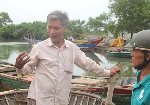 Ngư dân Nguyễn Xuân Thảo (xã Lộc Vĩnh) cho hay, sau khi xuất hiệncá chết, nhiều hộ dân đã phơi thuyền, không ra khơi đánh cá. Ảnh:Đắc Đức. Ngư dân Nguyễn Xuân Thảo (xã Lộc Vĩnh) cho hay, sau khi xuất hiệncá chết, nhiều hộ dân đã phơi thuyền, không ra khơi đánh cá. Ảnh:Đắc Đức.