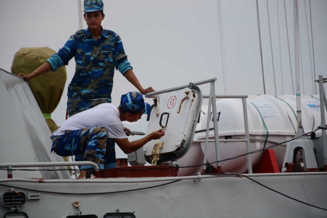 Thủy thủ trên tàu làm tốt công tác chuẩn bị Thủy thủ trên tàu làm tốt công tác chuẩn bị