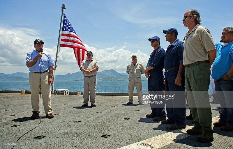 Bộ trưởng quốc phòng Mỹ Leon Panetta trên vịnh Cam Ranh năm 2012