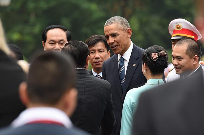 Chủ tịch nước Trần Đại Quang đón Tổng thống Obama sáng 23/5 