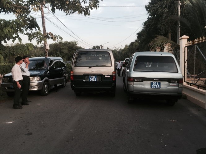 Từ 16g ngày 10-6 đã có nhiều xe biển số xanh xuất hiện trước nhà ông Lê Minh Tấn, tân giám đốc Sở LĐ-TB&XH TP.HCM, tại Củ Chi - Ảnh: Gia Minh