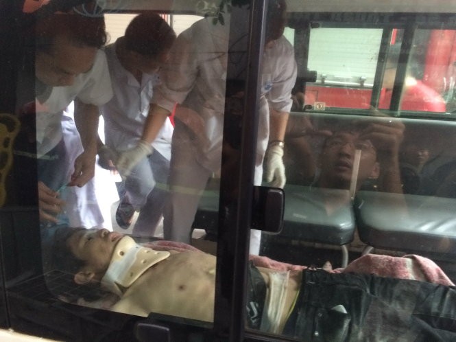 Vụ sập nhà 43 Cửa Bắc làm 2 người tử vong: Chủ nhà đã cảnh báo trước ảnh 6 Một nạn nhân khoảng 20 tuổi mắc kẹt trong nhà sập được lực lượng cứu hộ đưa ra xe cấp cứu lúc 7g19 sáng 4-8 - Ảnh: Q.TR