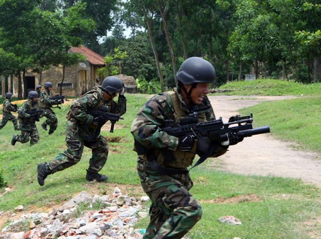 Các chiến sĩ hải quân đánh bộ xung phong trong cuộc diễn tập