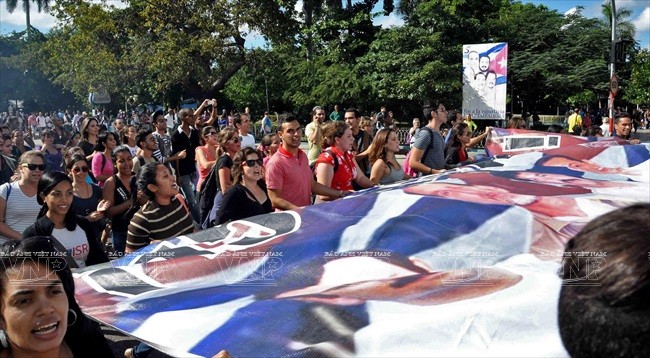 Người dân Cuba tuần hành tại Thủ đô Havana chào đón 3 chiến sĩ tình báo Cuba được Chính phủ Mỹ trả tự do cùng ngày với việc Cuba và Mỹ công bố quyết định bình thường hóa quan hệ ngoại giao. Ảnh: AFP/TTXVN
