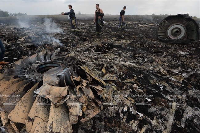 Hiện trường vụ chiếc máy bay mang số hiệu MH17 của Malaysia bị rơi ở tỉnh Donetsk, miền đông Ukraine ngày 17/7. Ảnh:THX/TTXVN