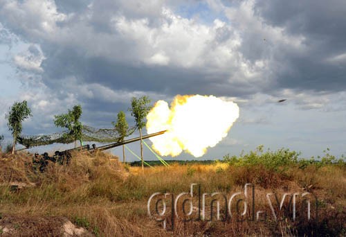 Pháo 130mm khai hỏa