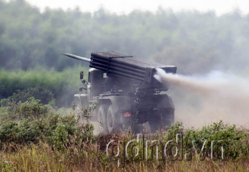Pháo phản lực bắn loạt BM21 bắn phá mục tiêu