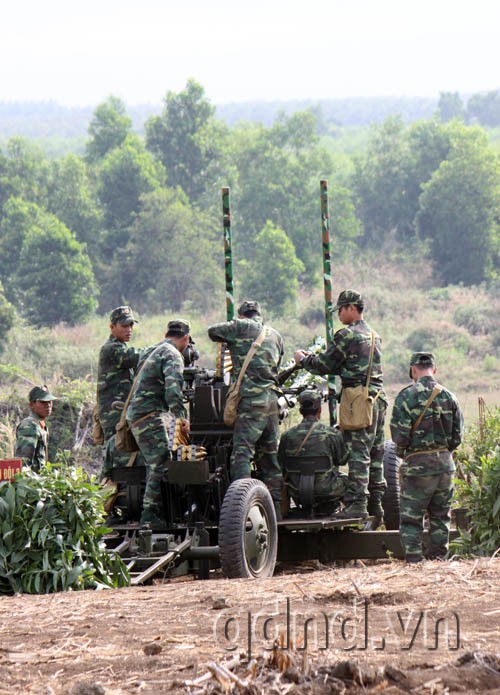 Khẩu đội pháo phòng không 57mm nạp đạn,sẵn sàng tiêu diệt mục tiêu