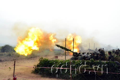 Các khẩu đội pháo phòng không Lữ đoàn 71 lập tức bắn hạ