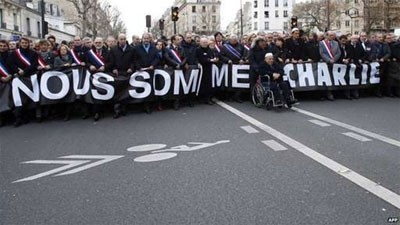 Kênh truyền hình Al-Jazeera của Arab dành phần lớn bản tin sáng để nói về lễ tuần hành ở Paris. Kênh này tập trung vào sự hiện diện của các lãnh đạo đến từ hơn 50 quốc gia cũng như những lãnh đạo Hồi giáo ở Pháp tại sự kiện. Ảnh: AP.