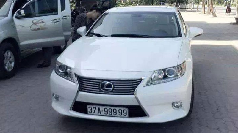 Chiếc Lexus LS460L phiên bản mới màu trắng được gắn biển số siêu khủng ngũ quý 9. Đây chắc chắn là chiếc xe sẽ gây được nhiều sự chú ý của người đi đường bởi vẻ đẹp quyến rũ và một biển số không thể đẹp hơn.