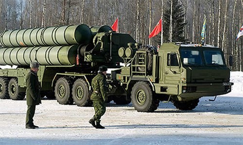 Tổ hợp tên lửa phòng không S-400 Triumph.