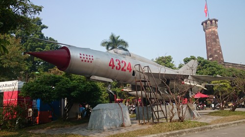14 sao trên mũi là biểu tượng cho 14 chiến công oanh liệt bắn rơi máy bay Mỹ trên bầu trời Việt Nam.