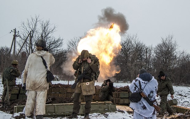 Lực lượng ly khai ở miền Đông Ukraine đang bắn đạn súng cối ở bên ngoài làng Sanzharivka.