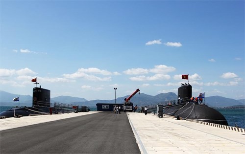 Tàu ngầm 184 Hải Phòng (bên phải) sánh đôi cùng Tàu ngầm 182 Hà Nội tại Quân cảng Cam Ranh.