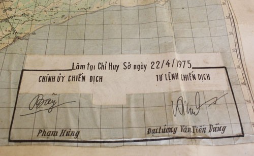 Dưới góc tấm bản đồ có chữ ký của tư lệnh và chính ủy chiến dịch Hồ Chí Minh. Ảnh:Hoàng Phương. Dưới góc tấm bản đồ có chữ ký của tư lệnh và chính ủy chiến dịch Hồ Chí Minh. Ảnh:Hoàng Phương.