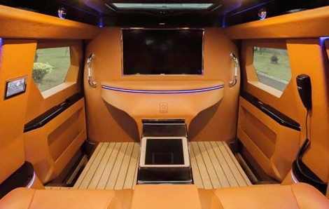 Phòng chiếu phim phía sau xe. Phòng chiếu phim phía sau xe.