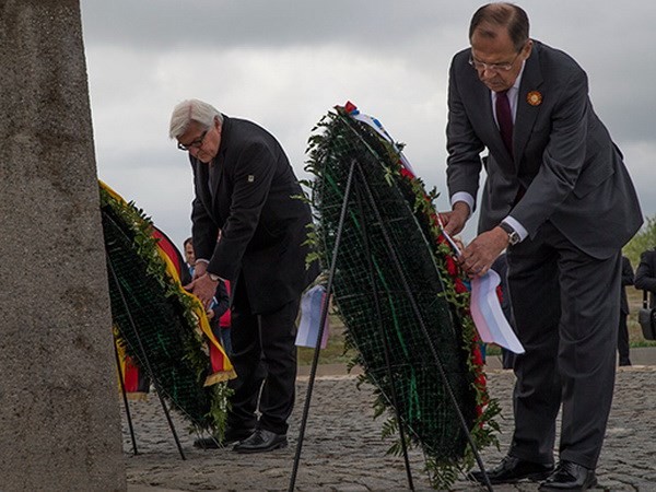 Ngoại trưởng Đức Frank-Walter Steinmeier (trái) và Ngoại trưởng Nga Sergey Lavrov đặt vòng hoa tại Đài tưởng niệm các chiến sỹ Xô Viết thiệt mạng trong Thế chiến 2 ở Volgograd. (Nguồn: AFP)